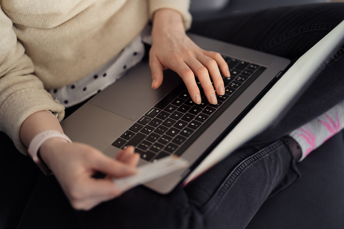 Personne remplissant une demande de prêt rapide en ligne sur un ordinateur portable.